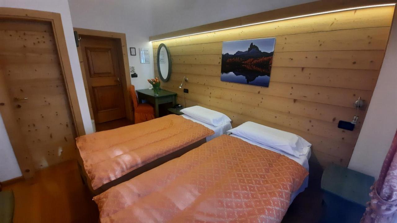 Hotel Montana- Ricarica Auto Elettriche Cortina dʼAmpezzo Exteriör bild