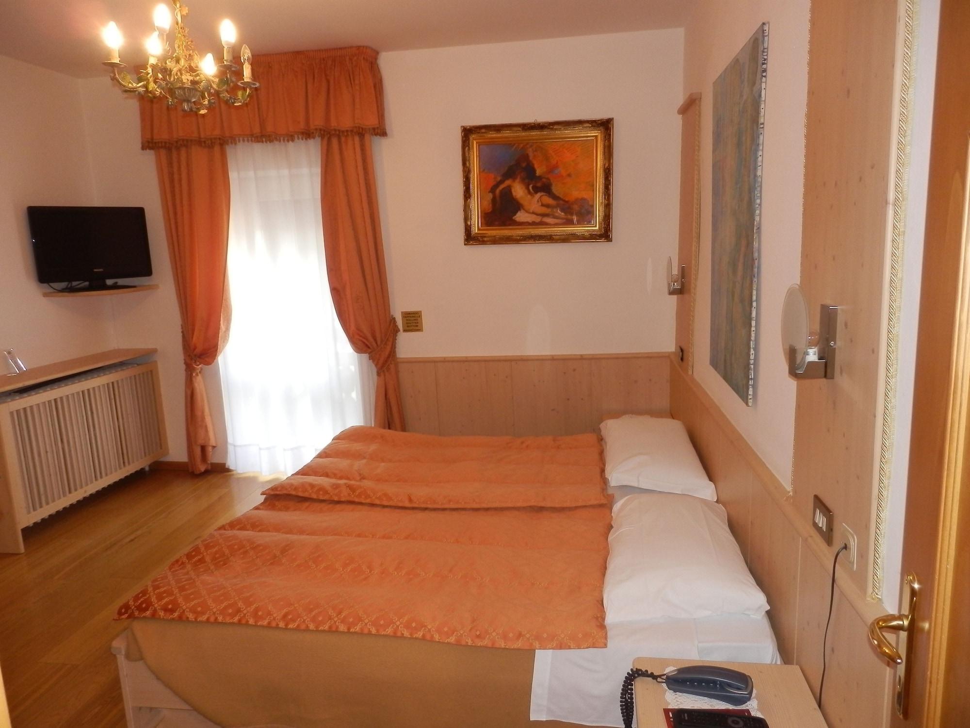 Hotel Montana Cortina dʼAmpezzo Exteriör bild